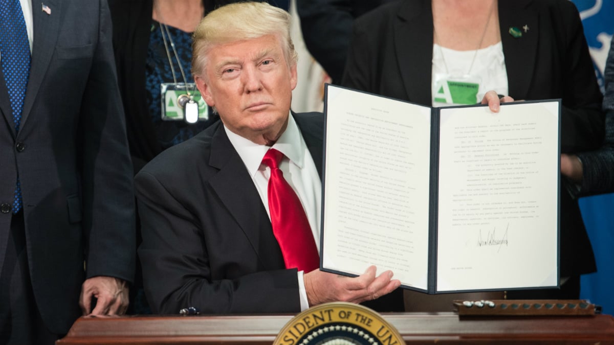Donald Trump exhibe su enorme firma tras la firma de un decreto en el despacho oval de la Casa Blanca. (AFP)