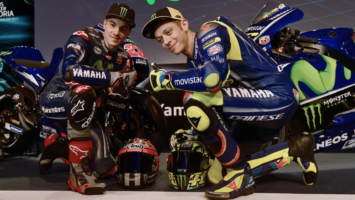 Maverick Viñales junto a Valentino Rossi. (AFP)