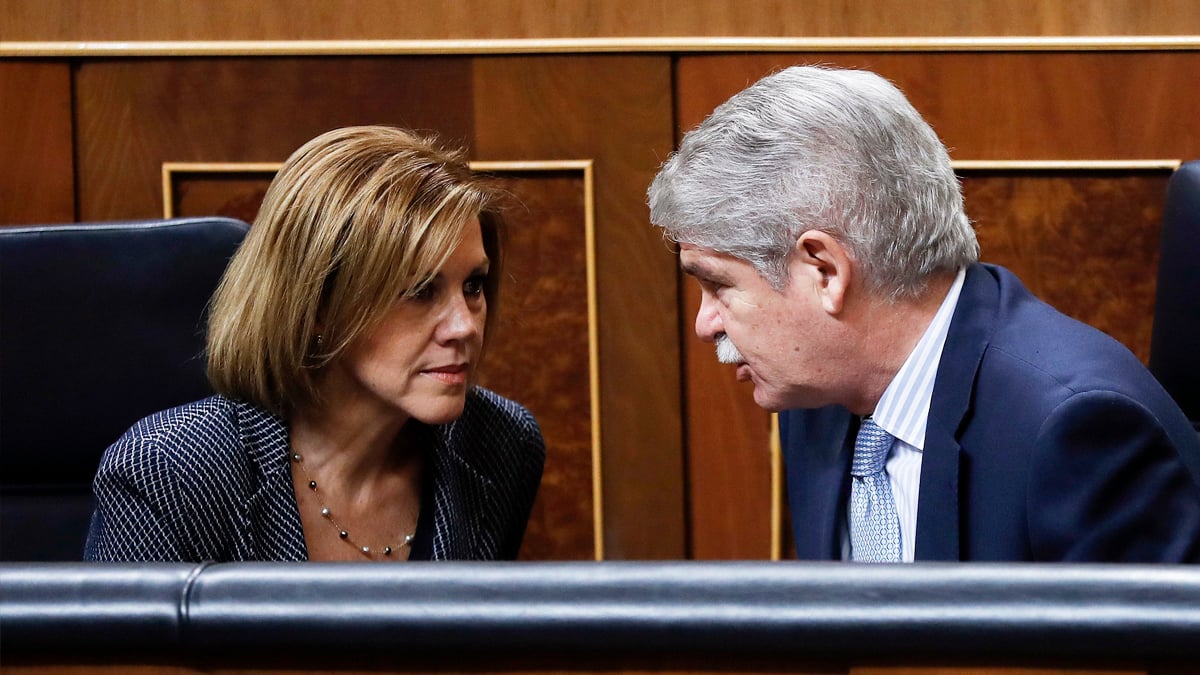 María Dolores de Cospedal y Alfonso Dastis. (Foto: EFE)