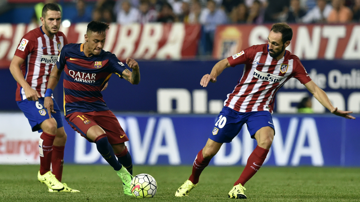 Neymar y Juanfran pelean por un balón en un Atlético vs Barcelona. (AFP)