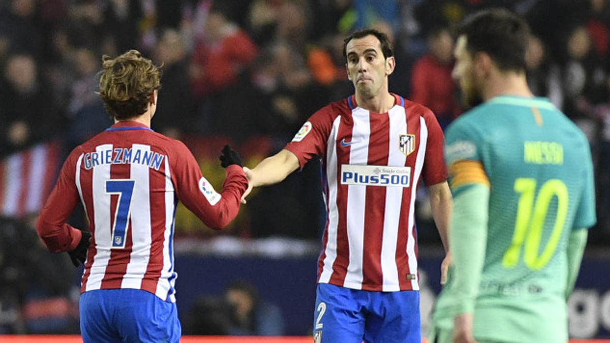 Griezmann y Godín, tras el gol del Atlético.