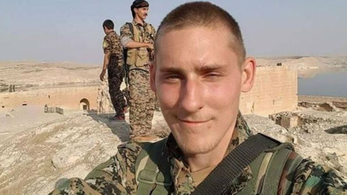Ryan Lock en una imagen vestido de militar en algún llugar de Siria. Foto: BBC