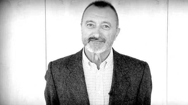 Pérez Reverte llama «analfabetos y faltos de comprensión lectora» a los diputados de En Marea