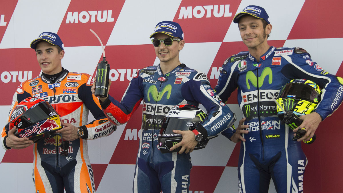 Marc Márquez, Jorge Lorenzo y Valentino Rossi en el podio tras una victoria del mallorquín en Yamaha. (Getty)