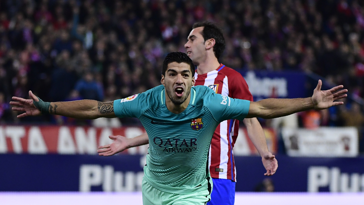Suárez, celebrando su gol ante el Atlético con Godín de fondo.