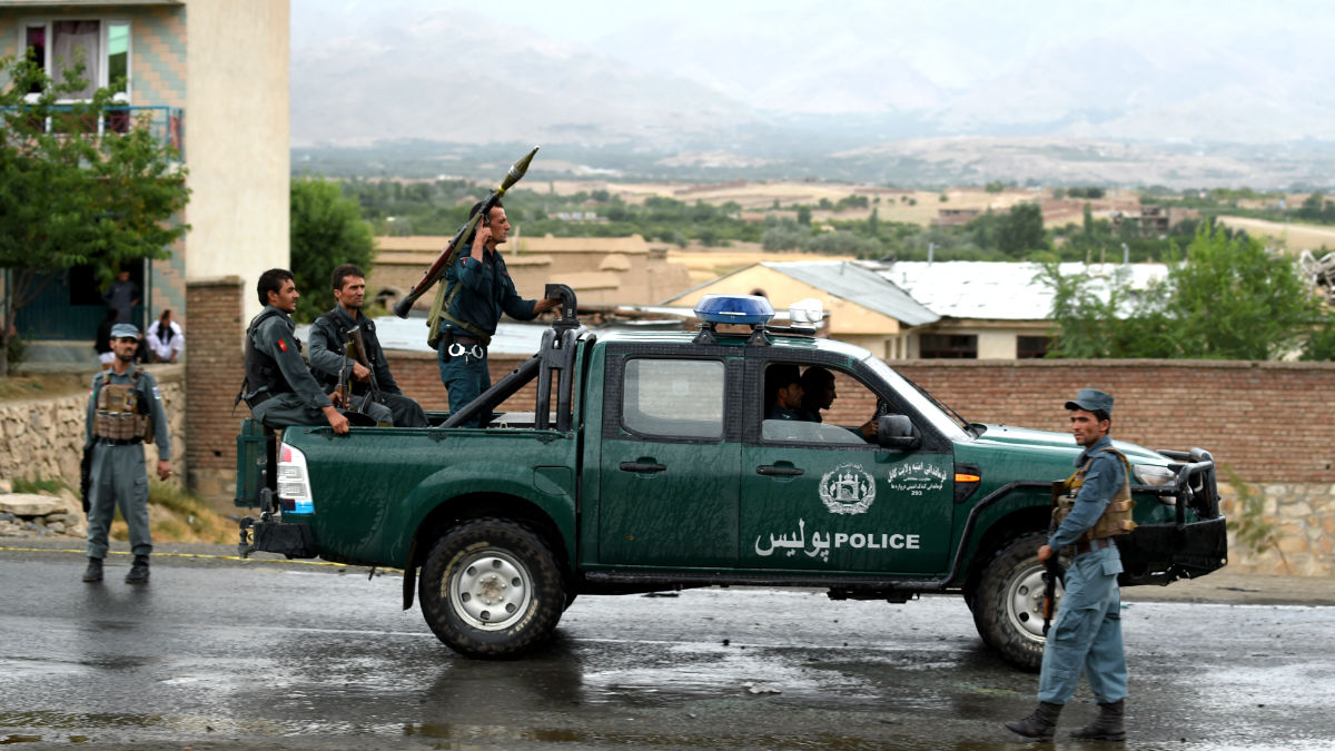 Policías afganos vigilando en una zona de Kabul (Foto: AFP).