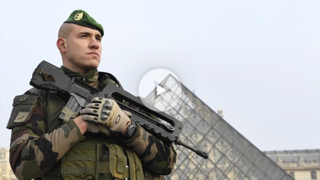 Un terrorista agrede a un soldado con un machete en el Louvre al grito de «Alá es grande»