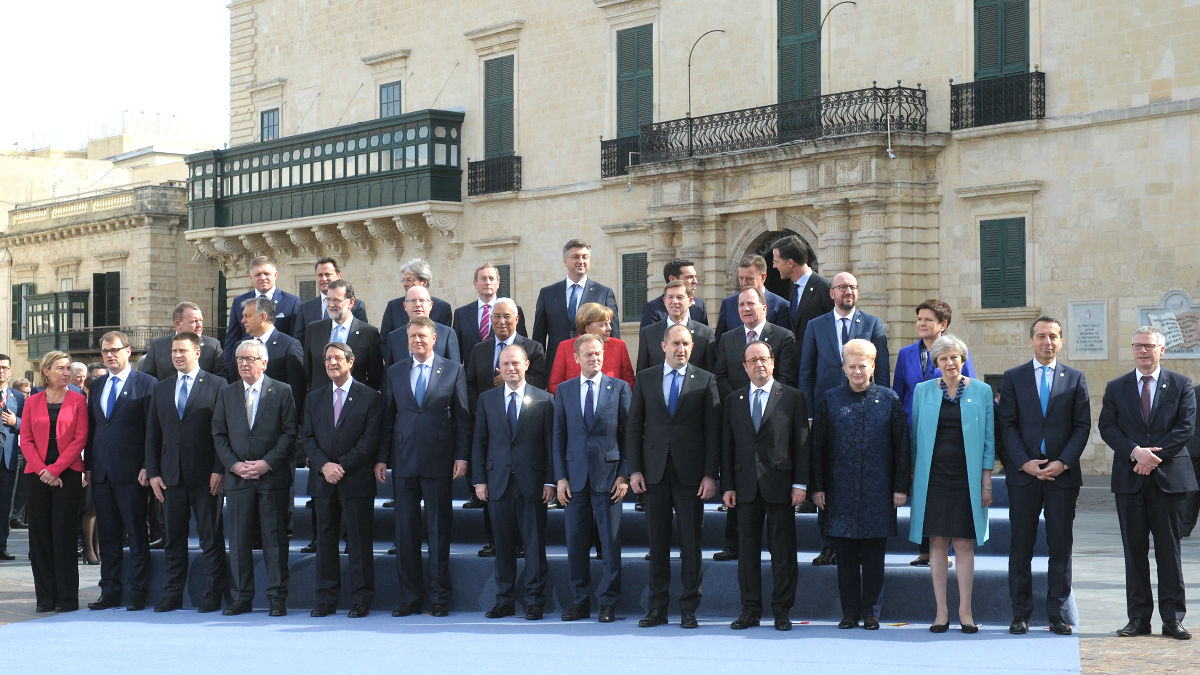 Foto de familia de los dirigentes europeos reunidos en Malta (Foto: AFP).