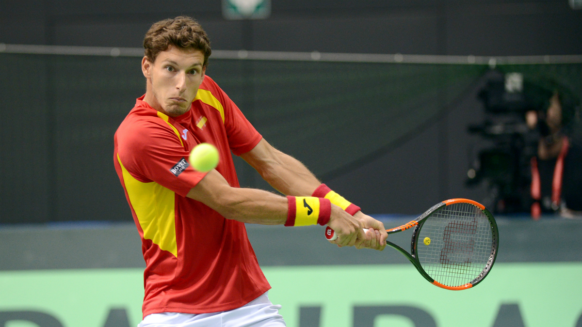 Pablo Carreño golpea una bola. (AFP)