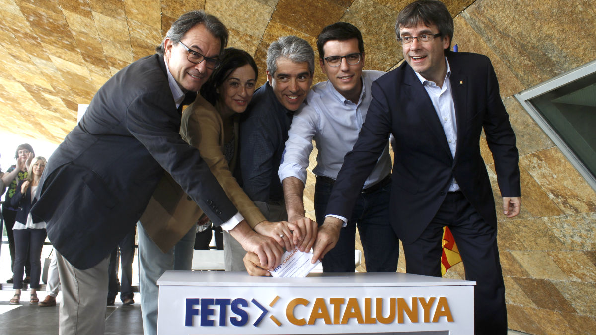Carles Puigdemont, junto a Artur Mas y Francesc Homs en un acto celebrado el pasado mes de junio Foto: EFE).