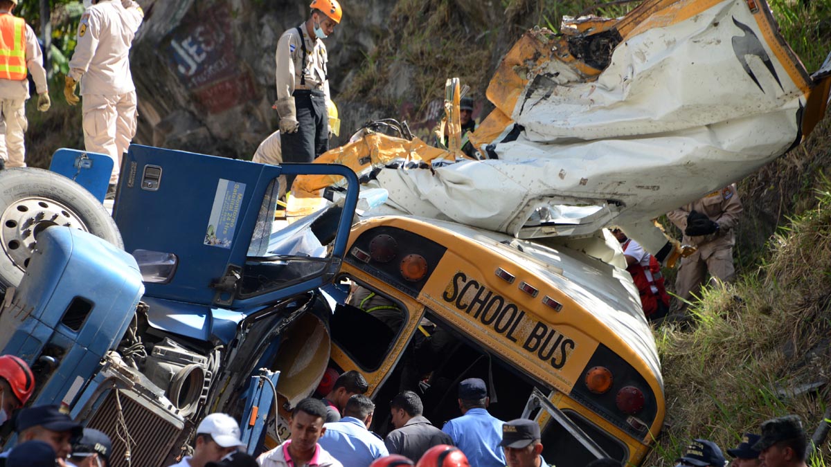 Estado en el que quedó el autobús que chocó con un camión en Honduras. (Foto: AFP)