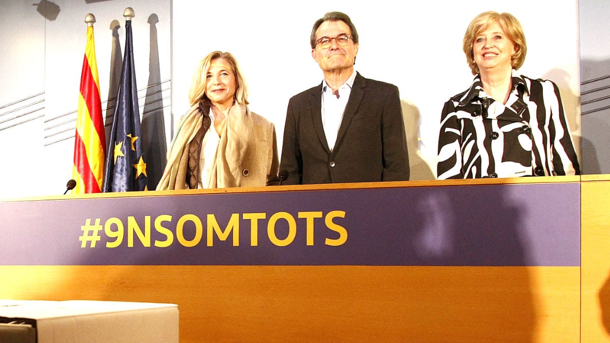 Artur Mas acompañado por las ex conselleras Joana Ortega e Irene Rigau (Foto: Efe).