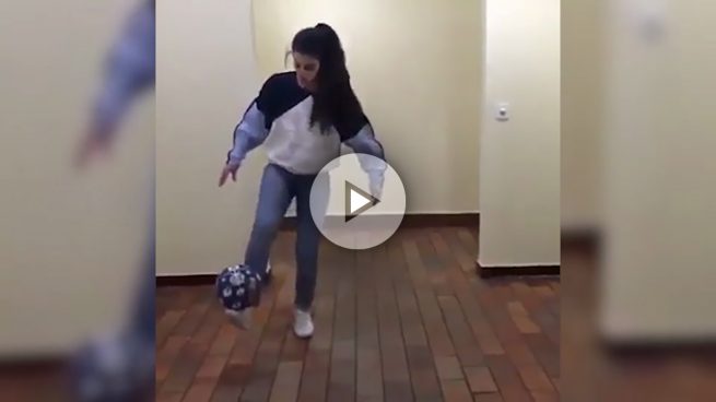 La increíble habilidad de esta chica con el balón se ha convertido en viral