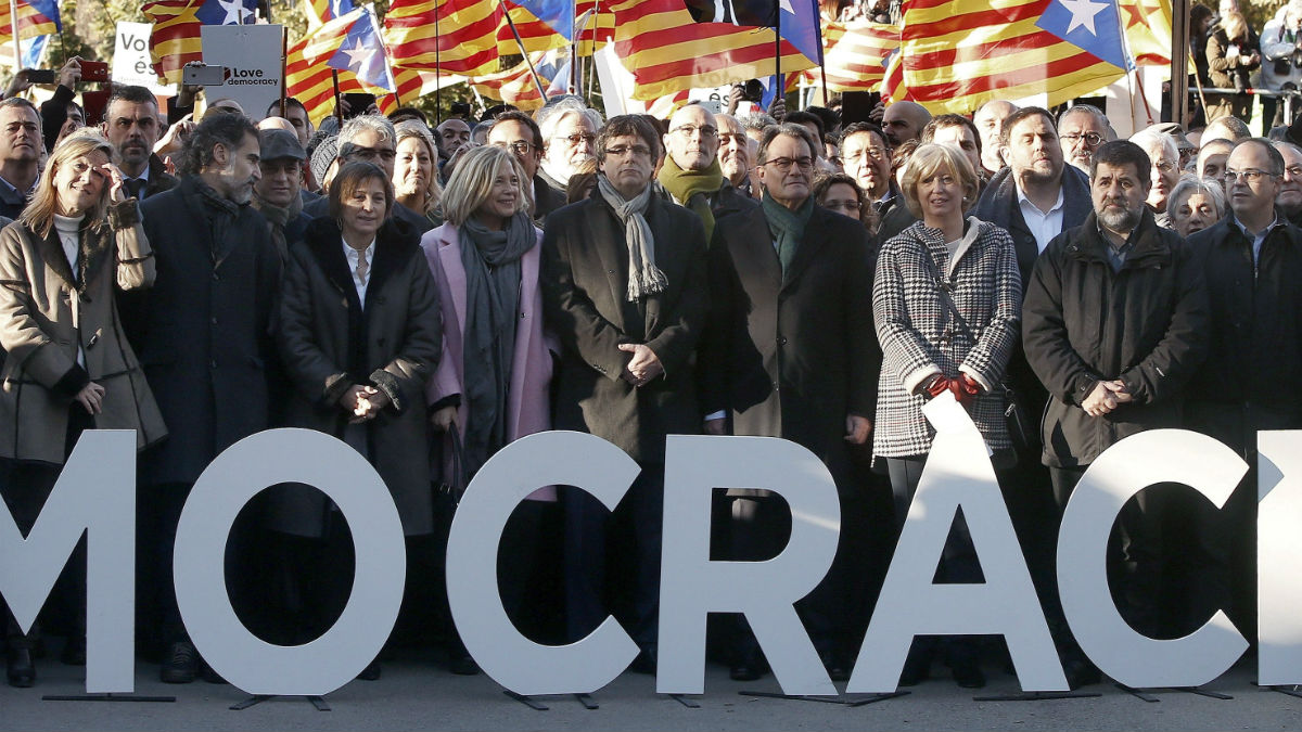 Artur Mas y el resto de acusados, acompañados del presidente Puigdemont, a la entrada del juicio por el 9N. (EFE)