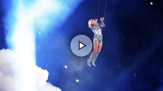 Una espectacular Lady Gaga ameniza el descanso de la Superbowl con música y ataques a Trump