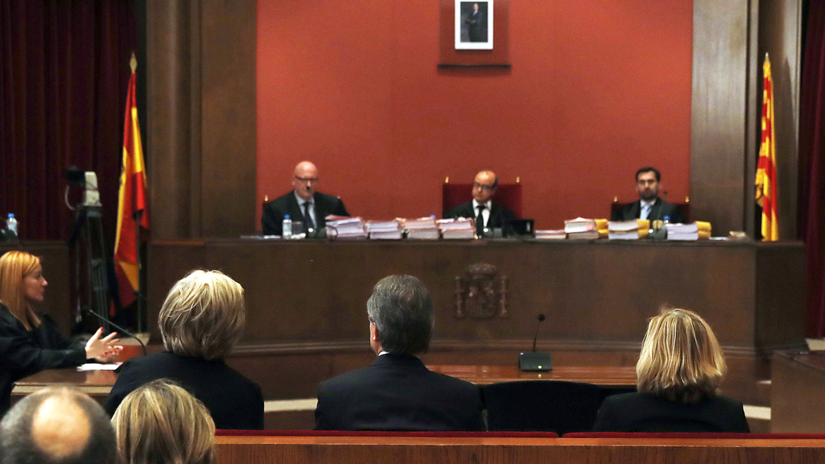 Irene Rigau, Artur Mas y Joana Ortega ante el tribunal que les juzga por el 9N. (Foto: EFE)