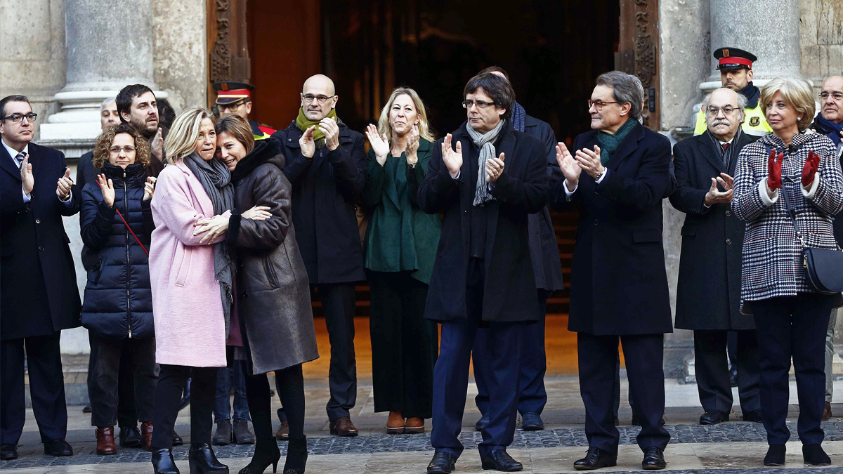 Carles Puigdemont y su Govern arropan a Artur Mas, Joana Ortega e Irene Rigau. (Foto: EFE)