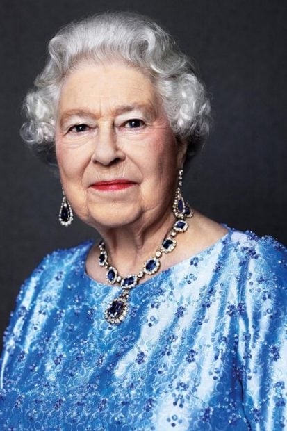 queen-elizabeth-portrait-sapphire-zafiro