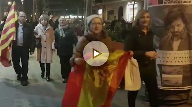 Catalanes críticos se concentran en la sede del PDC para denunciar el aparato propagandístico de la Generalitat