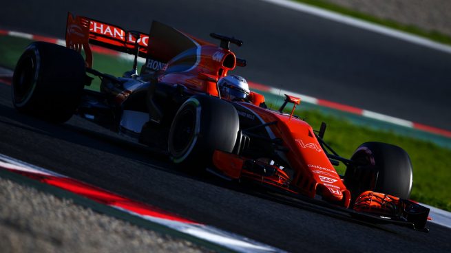 Fernando Alonso conduciendo su MCL32 de McLaren-Honda en Barcelona (Getty)