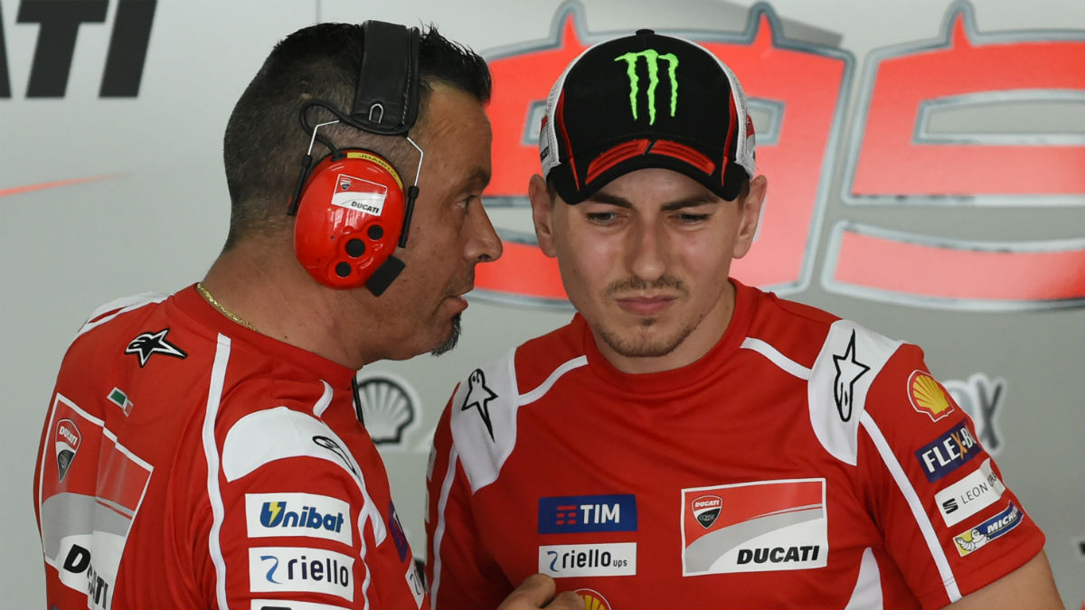 Jorge Lorenzo, en su box de Ducati. (AFP)