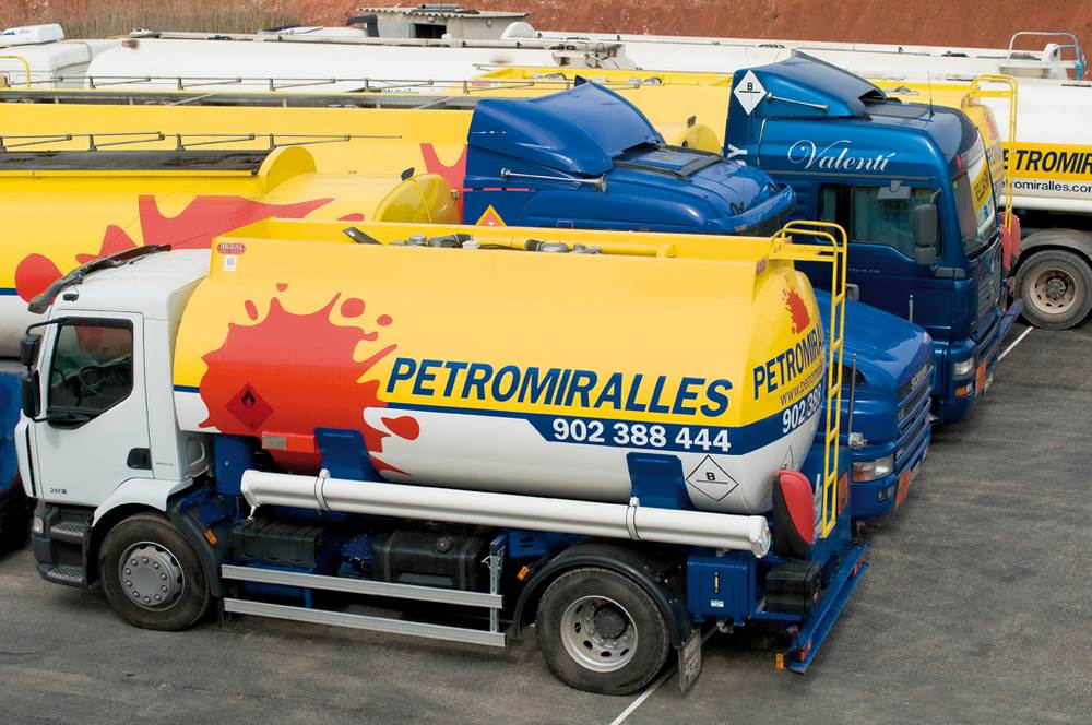 Uno de los camiones de distribución de Petromiralles (Foto: Petromiralles)