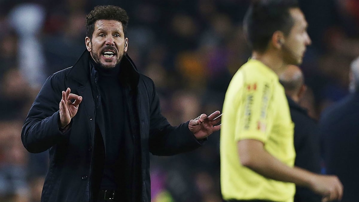 Simeone protesta una acción al árbitro. (EFE)