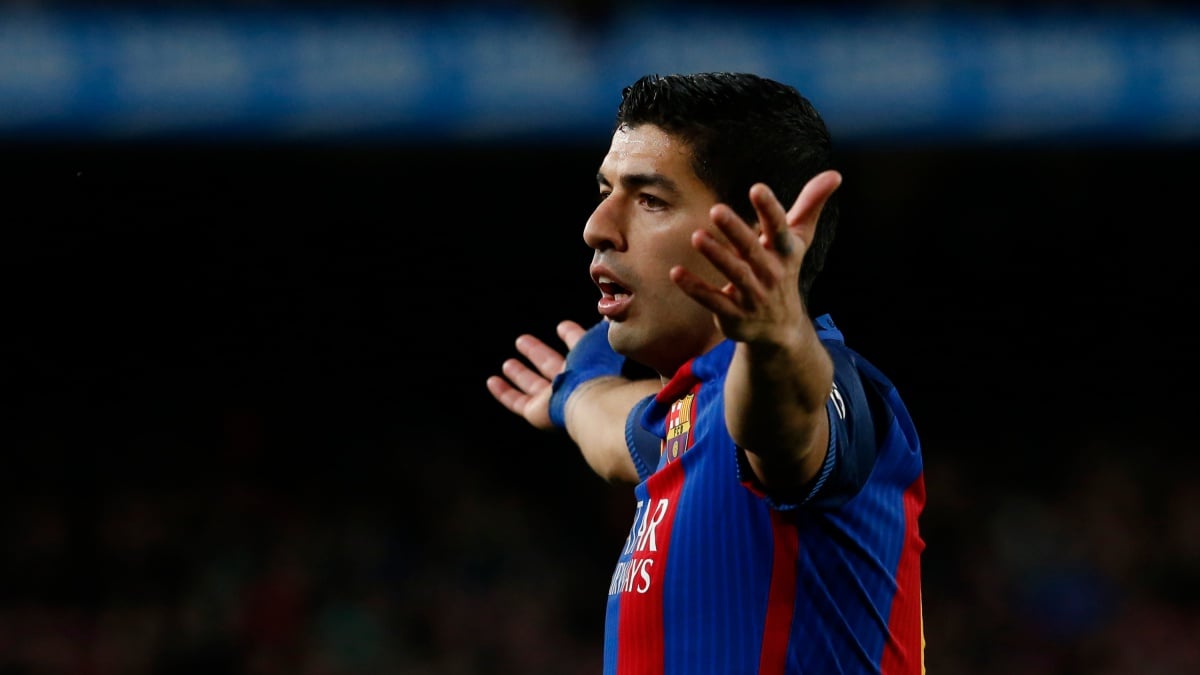 Luis Suárez protesta tras ser expulsado