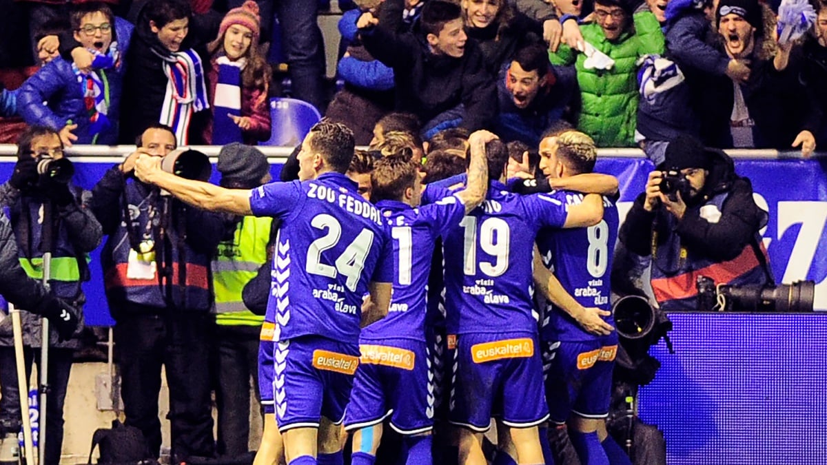 Los jugadores del Alavés celebran el tanto de Edgar Méndez