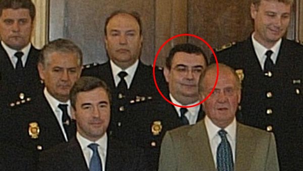 El comisario Enrique García Castaño junto a su Majestad y otros mandos de Interior en una recepción tras el 11-M. (Foto: OKDIARIO)