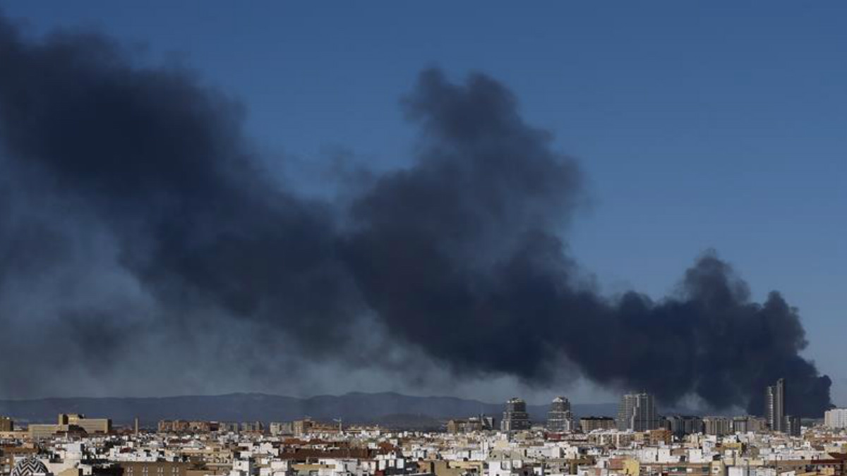 La nube de humo tóxico en Paterna. Foto: EFE