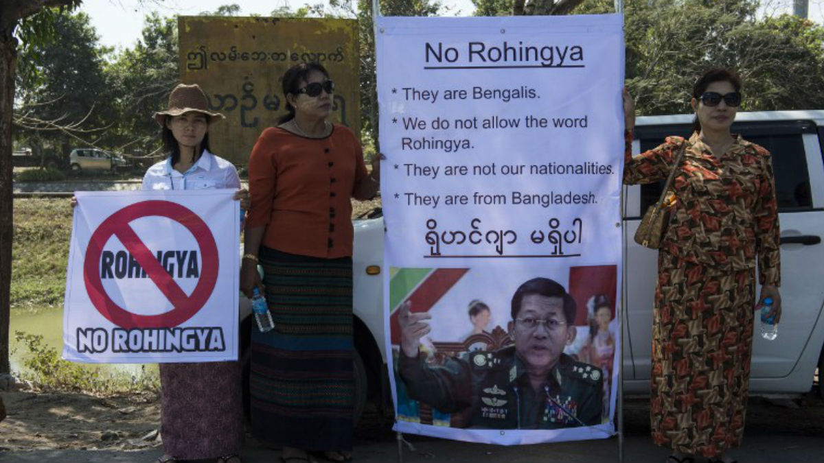 Unas mujeres participan en una manifestación que pide la expulsión de la minoría musulmana rohingya de su país. Foto: AFP