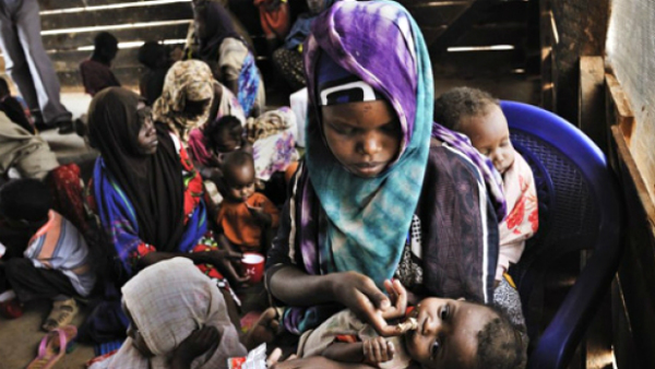 Una mujer somalí alimenta a uno de sus hijos, nacidos en el campo de refugiados de Dadaab. (Foto: Lynsey Addario/MSF)