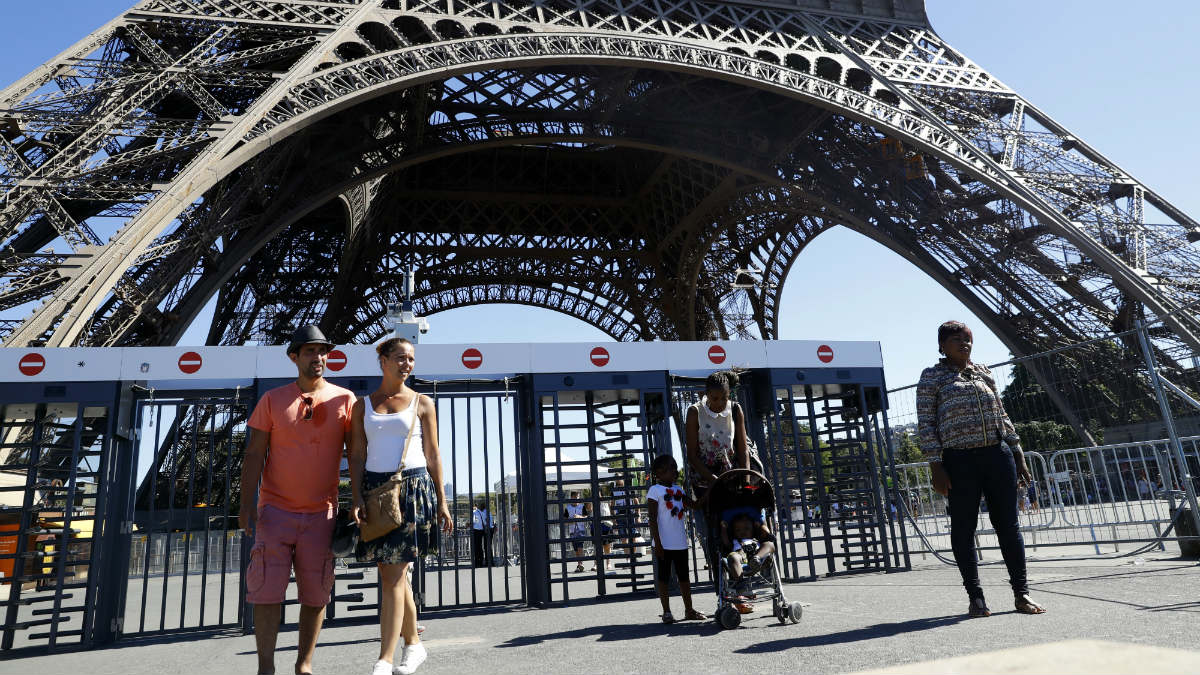 El muro de cristal antibalas alrededor de la Torre Eiffel sustituirá las rejas instaladas durante la Eurocopa 2016. (AFP)