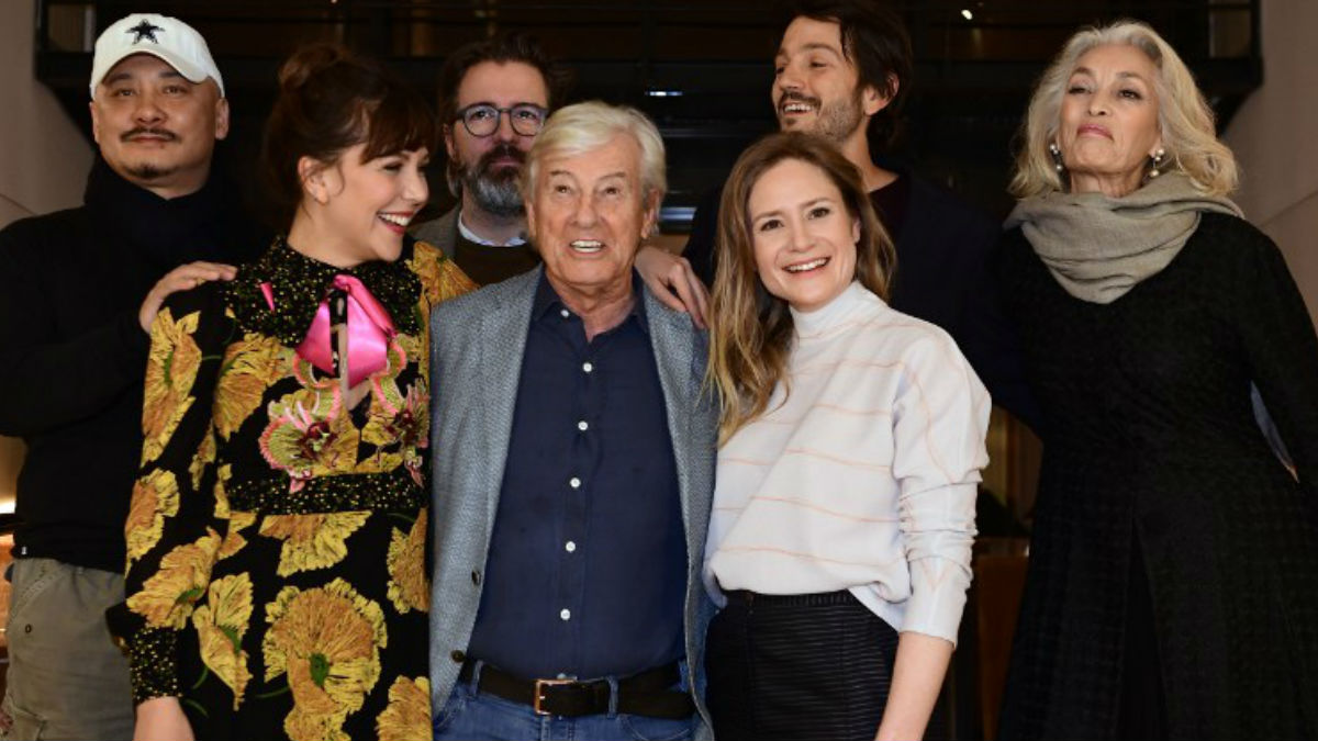 Paul Verhoeven (en medio) rodeado por los miembros del jurado del que será presidente durante la Berlinale de este año. Foto: AFP