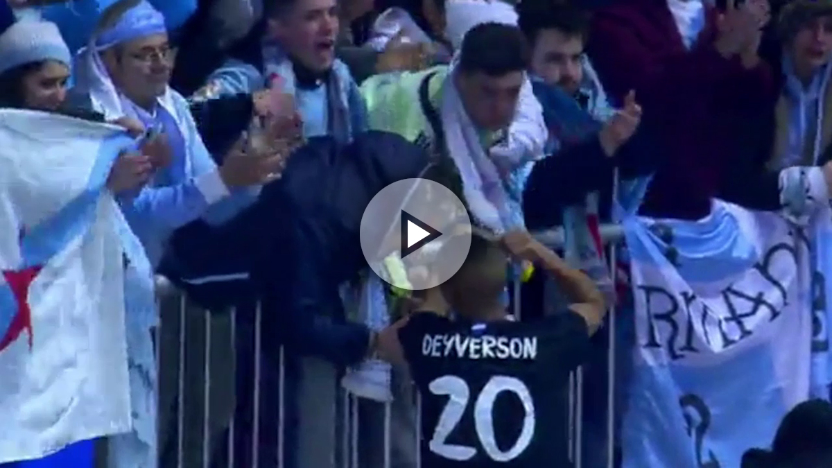 Deyverson saluda a la afición del Celta.