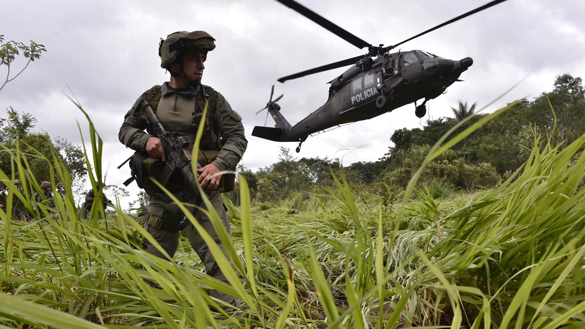 Un miembro de los equipos antidroga de la policía colombiana. (foto: AFP)