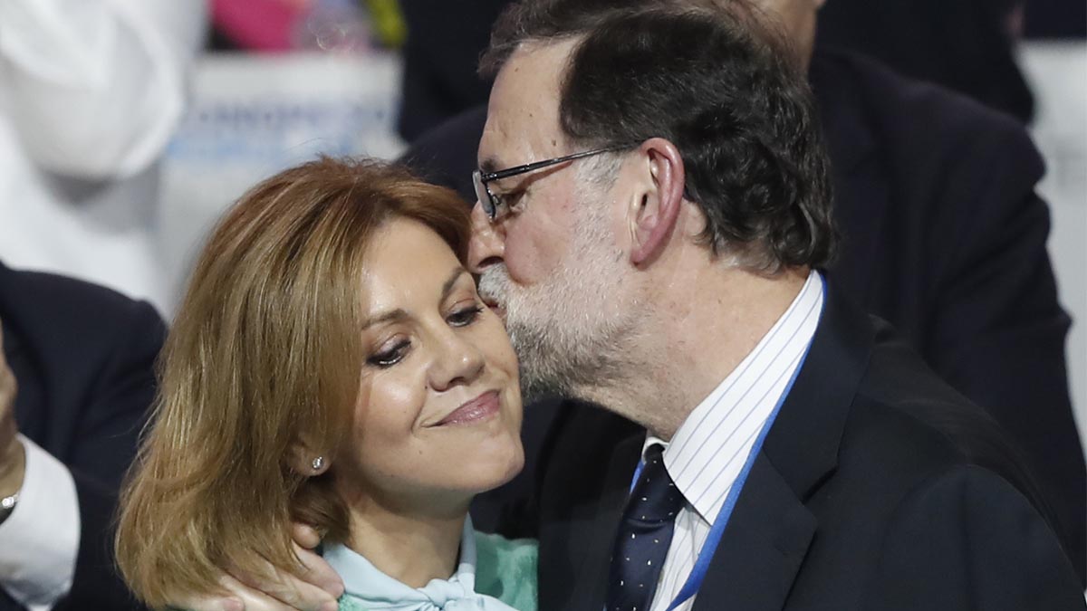 Rajoy recibe a María Dolores de Cospedal con un cariñoso beso. (Foto: EFE)