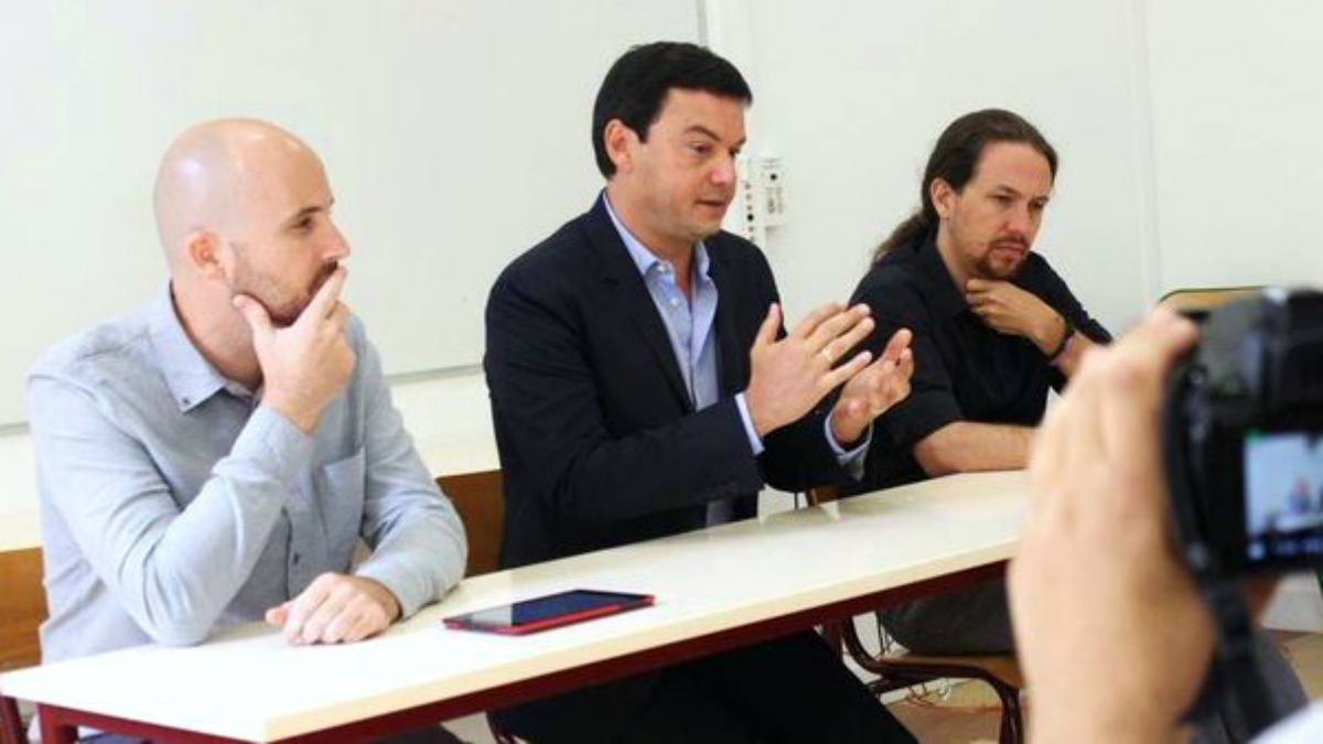 Thomas Piketty, entre Nacho Álvarez y Pablo Iglesias, en una rueda de prensa en París, en mayo de 2015.