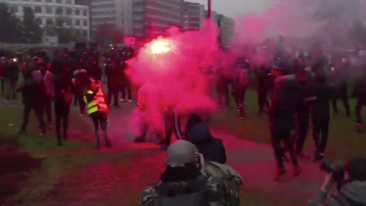 Cientos de jóvenes se han enfrentado a la policía en el suburbio de Bobigny (París).