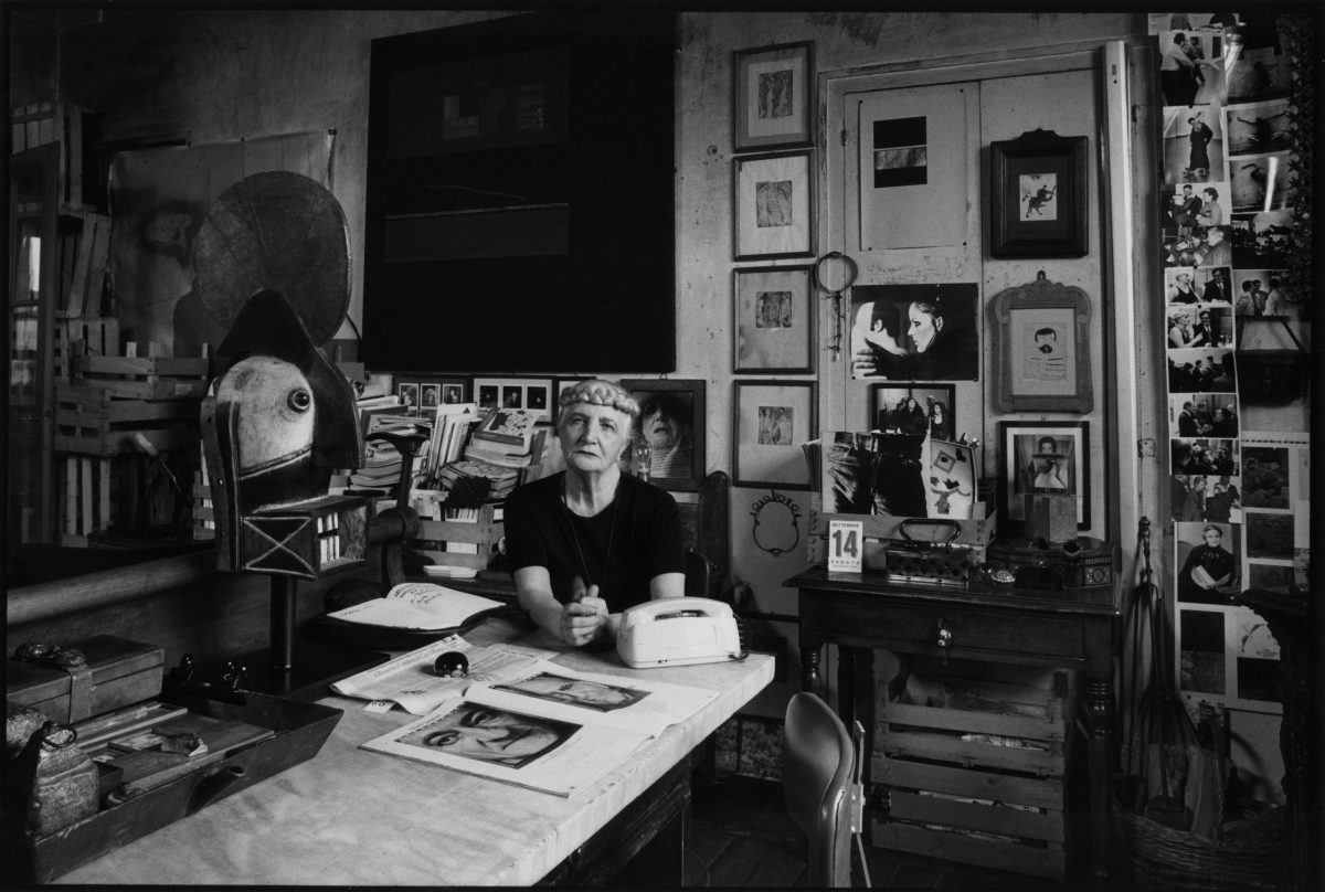Carol Rama en su estudio fotografiada por Pino Dell’Aquila.