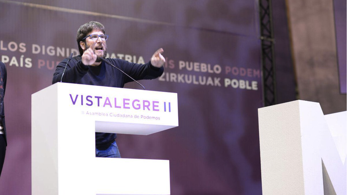Miguel Urbán pronunciando su discurso incendiario en Vistalegre 2. (Foto: TW)