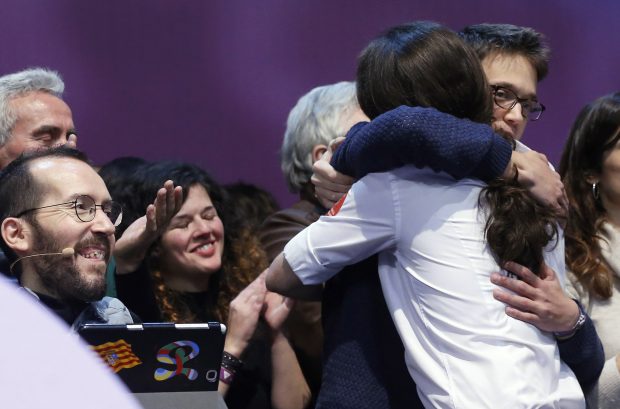 Pablo Iglesias abraza a Íñigo Errejón (Foto: EFE)
