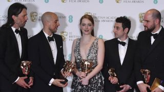 Los productores de ‘La La Land’ posan con la actriz Emma Stone, el director Linus Sandgre y el comositor Hurwitz con sus Bafta (AFP)