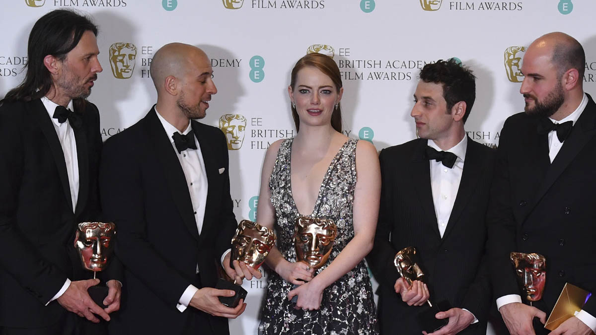Los productores de ‘La La Land’ posan con la actriz Emma Stone, el director Linus Sandgre y el comositor Hurwitz con sus Bafta (AFP)