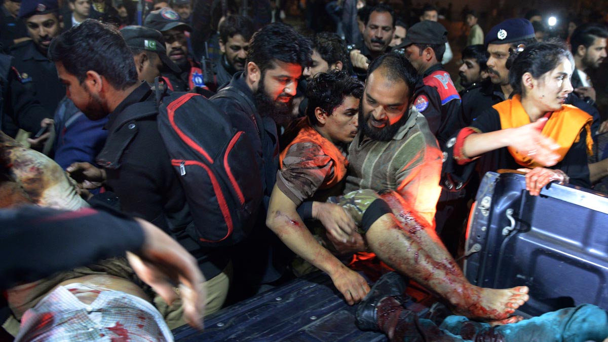 Varios voluntarios trasladan a los heridos tras el atentado en la ciudad paquistaní de Lahore. (Foto: AFP)