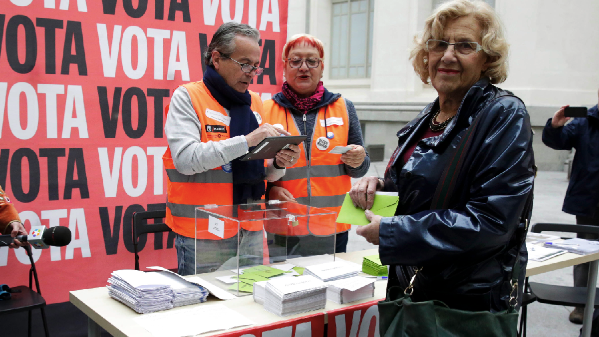 La alcaldesa Carmena esta semana votando en la consulta ciudadana. (Foto: Madrid)