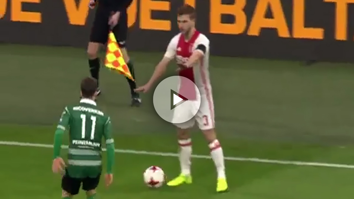 El jugador del Ajax detiene el juego.