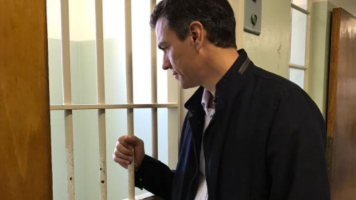 Pedro Sánchez visitando la celda donde estuvo Mandela preso en Robben Island. Foto: @sanchezcastejon
