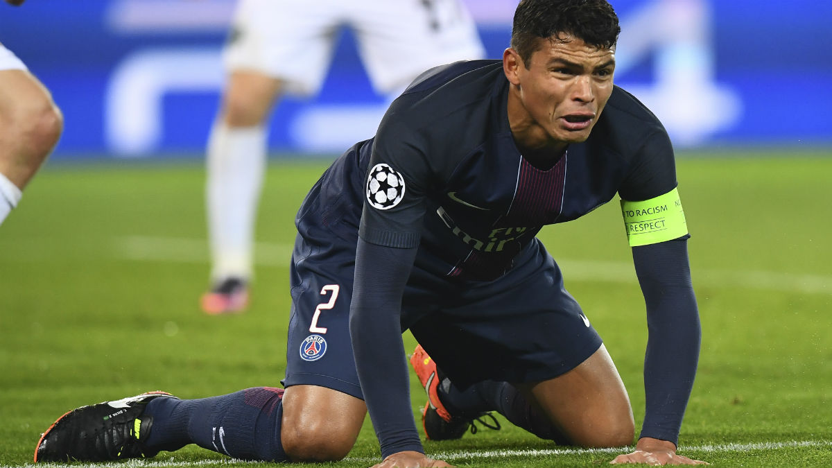 Thiago Silva se lamenta durante un partido con el PSG. (AFP)